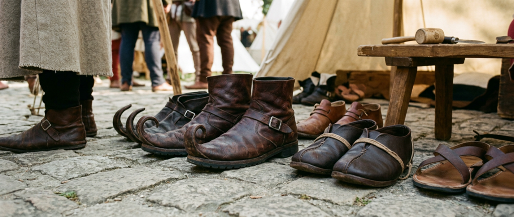 chaussures médiévales en cuir poulaines et souliers paysans