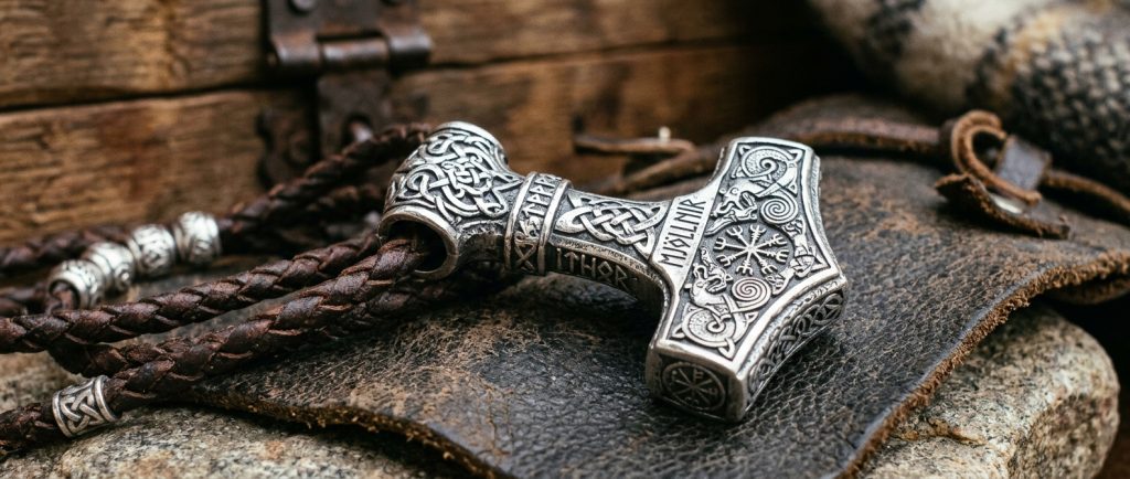 marteau de Thor Mjöllnir pendentif viking en argent ouvragé